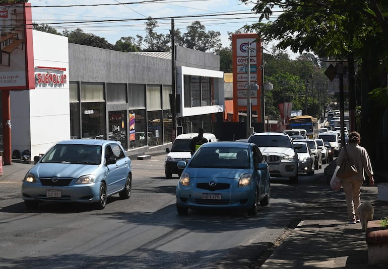 El centro de la ciudad registra un intenso movimiento automovilístico, por momento caótico.