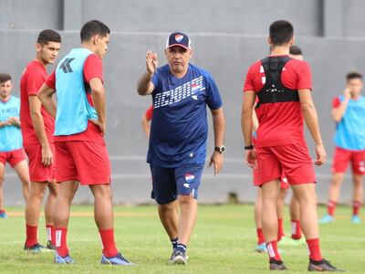 Pedro Sarabia (c) en el primer entrenamiento como técnico de Nacional de Asunción.