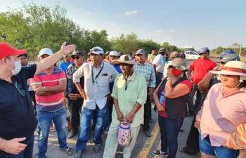 El gobernador Roussillon discutiendo con manifestantes en Río Verde.