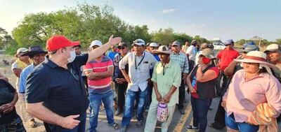 El gobernador Roussillon discutiendo con manifestantes en Río Verde.