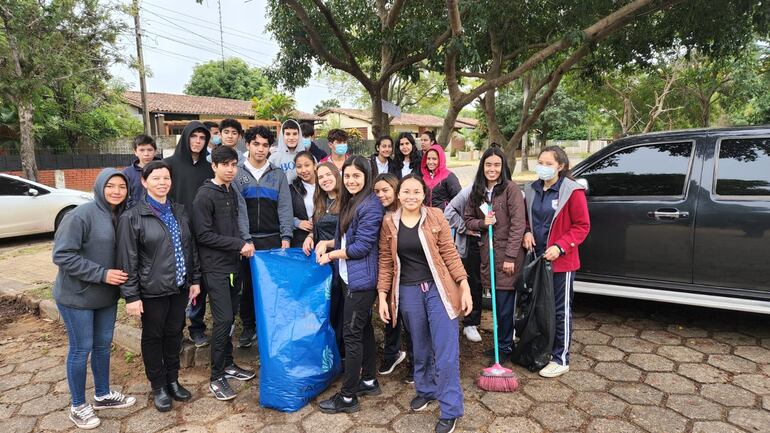 Estudiantes y docentes del Colegio Nacional de Villa Permanente de Ayolas.