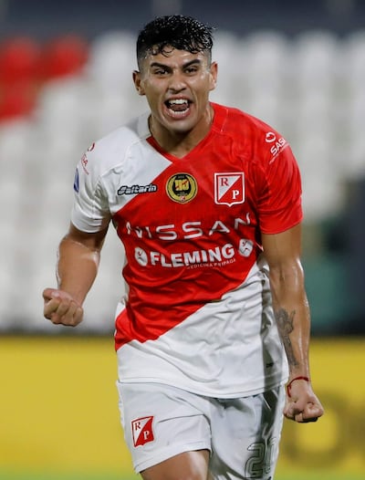 Marcelo Sebastián González Cabral, volante del River Plate paraguayo, celebra luego de anotar un gol contra Sport Huancayo durante un partido por el Grupo E de la Copa Sudamericana hoy, en el estadio Defensores del Chaco de Asunción (Paraguay).
