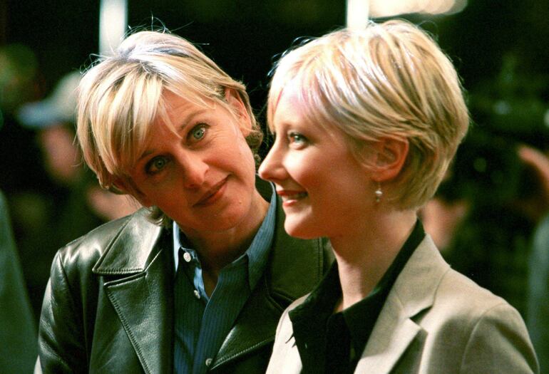 Anne Heche (derecha) y su pareja de entonces, Ellen Degeneres, en una foto de 1998.  