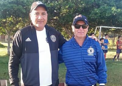 Jorge Sosa (i), scouting principal del Club Olimpia, y Carlos Lorenzo Ojeda (d), coordinador de la escuela de fútbol de Pilar.