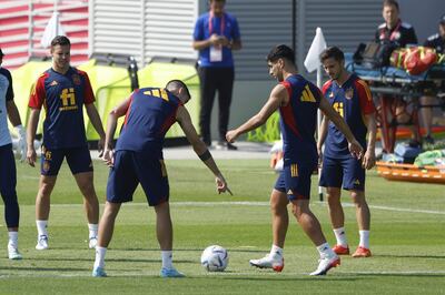 Los jugadores de la selección española César Azpilicueta (i), Marco Asensio (2d) y Pablo Sarabia (d) durante el entrenamiento celebrado este lunes en la Universidad de Catar, campo base del combinado español en Doha, Catar.