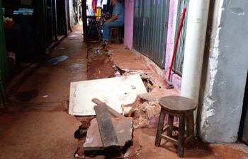 Los comerciantes y las personas que acuden al mercado deben soportar el mal olor que deja la cloaca clandestina.