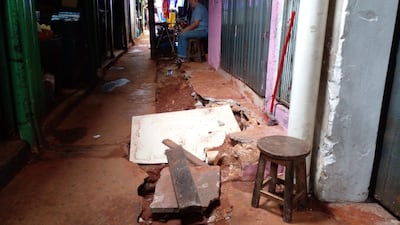 Los comerciantes y las personas que acuden al mercado deben soportar el mal olor que deja la cloaca clandestina.