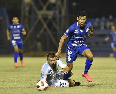 Iván Cazal le gana al zurdo Marcelo Báez, de Guaireña, y genera un ataque a favor de Sol de América.