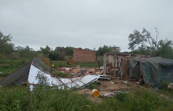 Esta es una de las viviendas destruidas por temporal ayer en Itacurubi del Rosario.
