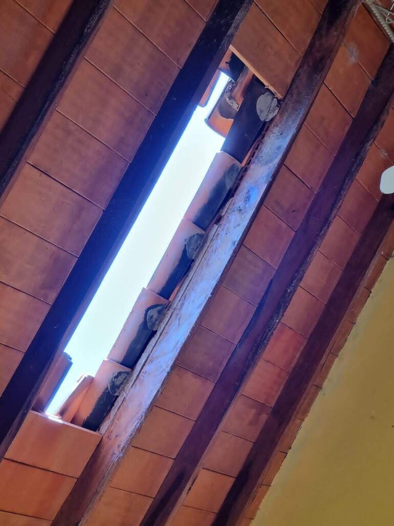 Parte del techo de la escuela y colegio San Rafael cayó y presumen que podría haber sido a causa del sismo que se registró en el lugar 