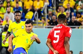 Casemiro saca el remate con categoría para marcar el gol del triunfo de de la clasificación para Brasil.