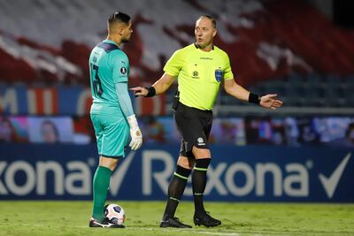 Néstor Pitana (d) será el juez en la final de la Libertadores.