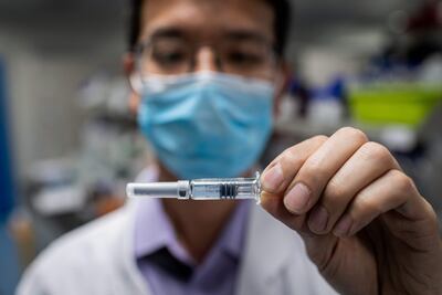 Un ingeniero observa una vacuna experimental contra la COVID-19 en el laboratorio de control de calidad de  Sinovac Biotech  en Pekín, China.