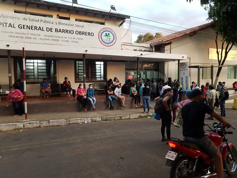 Personas esperando para consultar en el Hospital de Barrio Obrero.