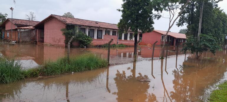 La escuela Pedro Pablo Peña es otra de las instituciones que quedan inundadas en cada lluvia.
