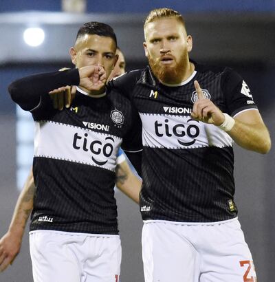 Derlis González marcó el segundo gol de Olimpia y de la celebración participa Isidro Pitta, el autor del tercer tanto.