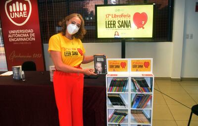 La rectora de la UNAE, Nadia Czeraniuk, exhibe una de las bibliotecas donadas para familiares de pacientes internados.