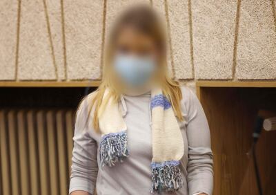 La condenada, una madre de 28 años, llega para escuchar la lectura del veredicto a un tribunal de Wuppertal, en Alemania.