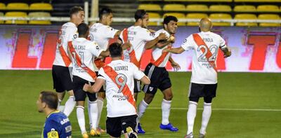 Festejo de los jugadores de River con Robert Rojas, tras el gol del paraguayo.