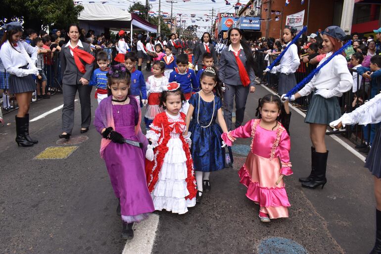 Niños vestidos como en la época colonial desfilaron en la ciudad de Ñemby.