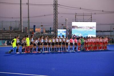 Momento formal del juego donde Las Leonas golearon a las albirrojas, en el debut de ambas.