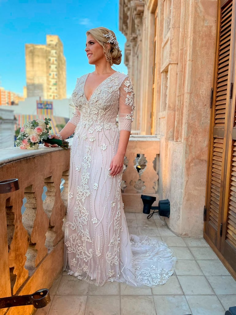 El vestido de la novia fue diseñado por Analía Domínguez, el tocado fue confeccionado por Jadiyi Yudis Yaluff.