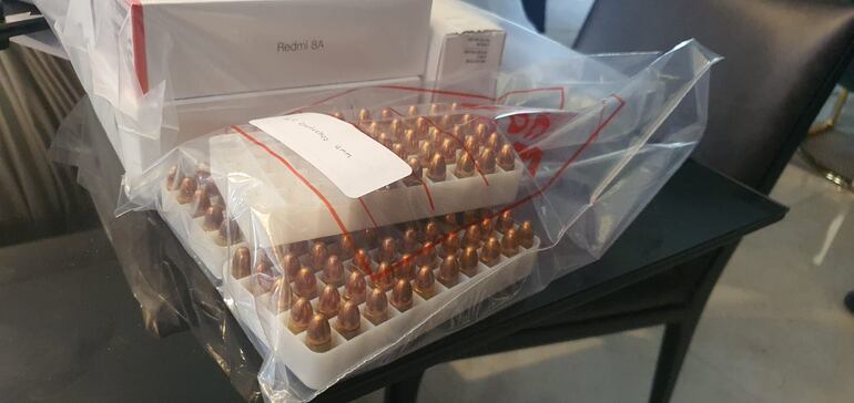 Proyectiles calibre 9 mm. y una pistola Glock fueron hallados.