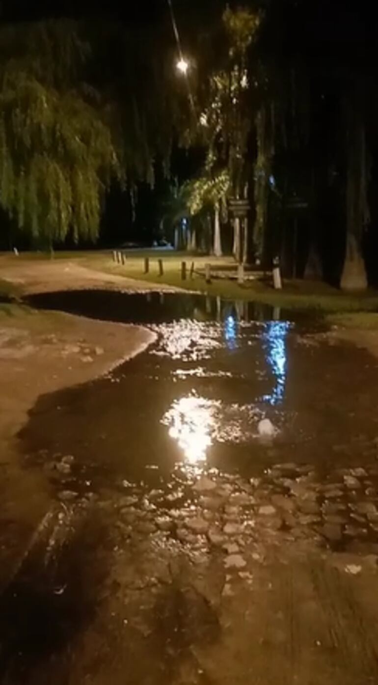 Desechos cloacales en la ciclovía de San Bernardino