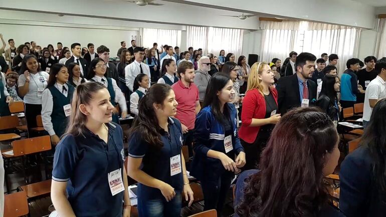 Jóvenes participando de dinámicas al comienzo del encuentro.