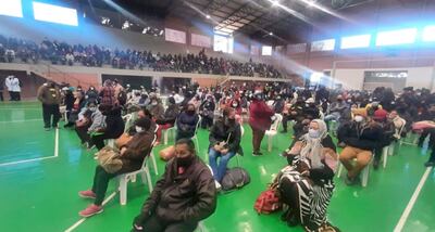 Decenas de personas concurrieron ayer al vacunatorio habilitado en la Gobernación del Alto Paraná, en Ciudad del Este.