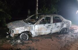 El vehículo tras incendiarse por completo.