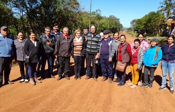 Don Juan Ángel Cabera Bernal (72) y Don Julián Duarte (60), rodeados de la gente de la comunidad