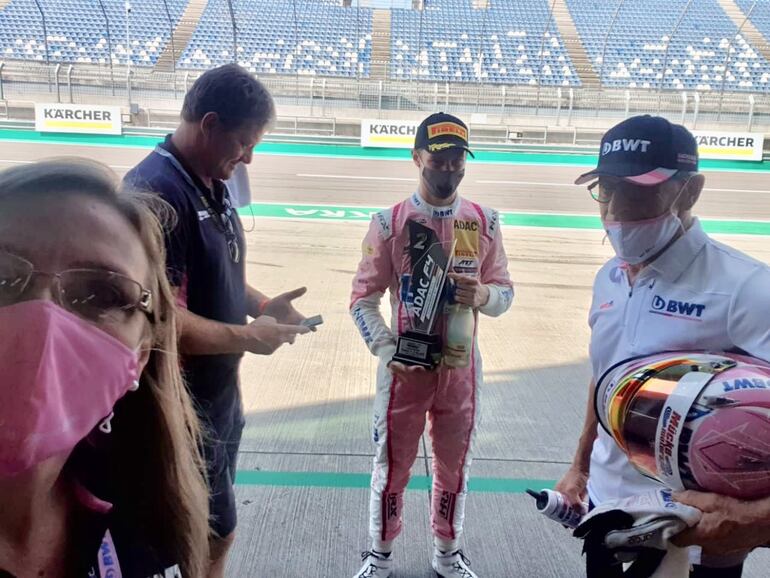 Joshua Duerksen en compañía de su madre (i) y los técnicos del equipo.