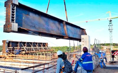 Para el posicionamiento de la gigantesca estructura fue utilizada una grúa con capacidad de izar hasta 500 toneladas.