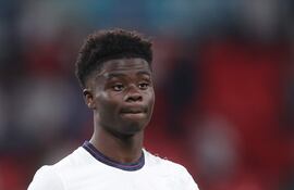 London (United Kingdom), 11/07/2021.- Bukayo Saka of England reacts after failing to score during the penalty shoot-out of the UEFA EURO 2020 final between Italy and England in London, Britain, 11 July 2021. (Italia, Reino Unido, Londres) EFE/EPA/Carl Recine / POOL (RESTRICTIONS: For editorial news reporting purposes only. Images must appear as still images and must not emulate match action video footage. Photographs published in online publications shall have an interval of at least 20 seconds between the posting.)
