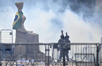 Policías antidisturbios este domingo en el palacio presidencial de Planalto, sede del Gobierno de Brasil.