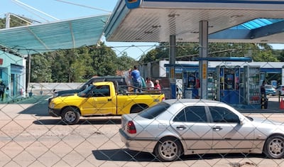 Momento en que desde la camioneta de la Gobernación de Central (color amarillo) trasladan los paquetes al vehículo de la concejala departamental Esmilse Bobadilla. Ocurrió el 30 de abril.