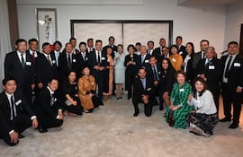 La Embajadora del Japón Nakatani, Yoshie rodeada de los exbecarios.