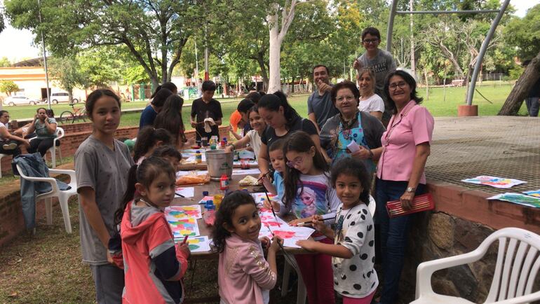 Niños participando de la jornada, pintura artística para niños y jóvenes, que se desarrolló en la plaza central de la ciudad de Villa Florida.