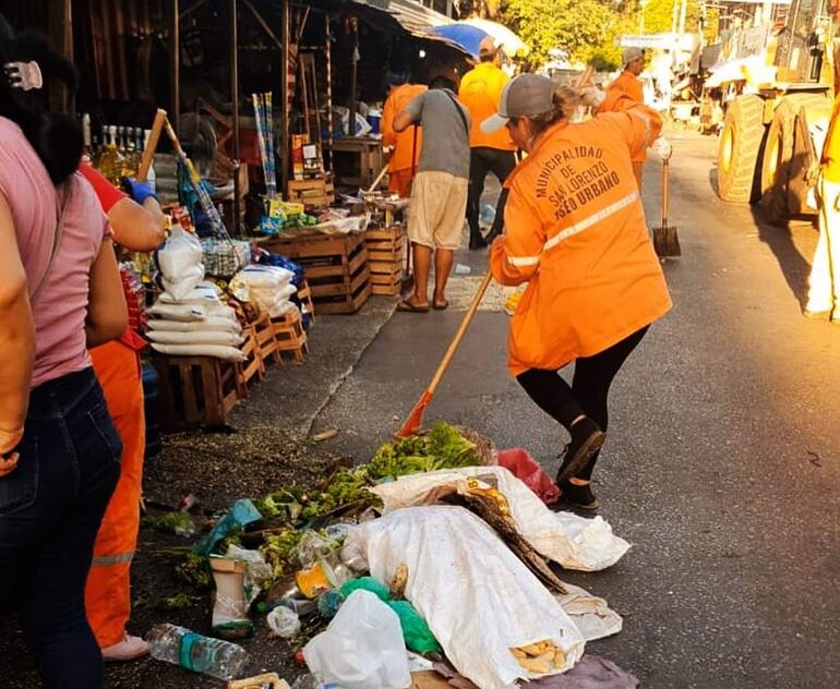 Los funcionarios estuvieron desde tempranas horas de la mañana limpiando. En la imagen se observa a algunos comerciantes ayudando con la limpieza.