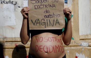 Una mujer en gestación protesta frente al Congreso Guatemala contra una ley antiaborto, el 15 marzo de 2022, en Ciudad de Guatemala (Guatemala). Los embarazos forzados de niñas y adolescentes se han convertido en una epidemia normalizada que no se ha logrado combatir en Guatemala, pese a ser uno de los países de América Latina y el Caribe con las tasas más altas de fecundidad en adolescentes.