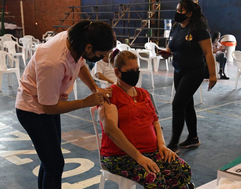 La vacunación el lunes 12 de julio será exclusiva para trabajadores esenciales priorizados, según anunció Salud Púbica.