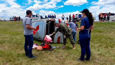 Investigadores inspeccionan el furgón en que viajaban las víctimas.