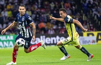 Celso Ortiz (i), de Monterrey, en un partido contra el América.