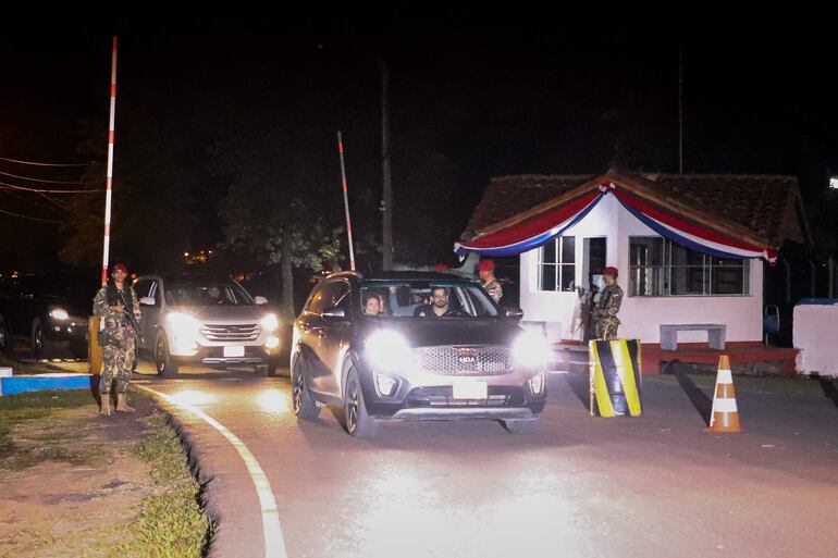 Vehículo que transporta a Claudia Aguilera, viuda del fiscal Marcelo Pecci, quien llegó este jueves a Paraguay en un vuelo que aterrizó en la base aérea de las Fuerzas Armadas, acompañada de la comitiva fiscal que arribó desde Colombia.