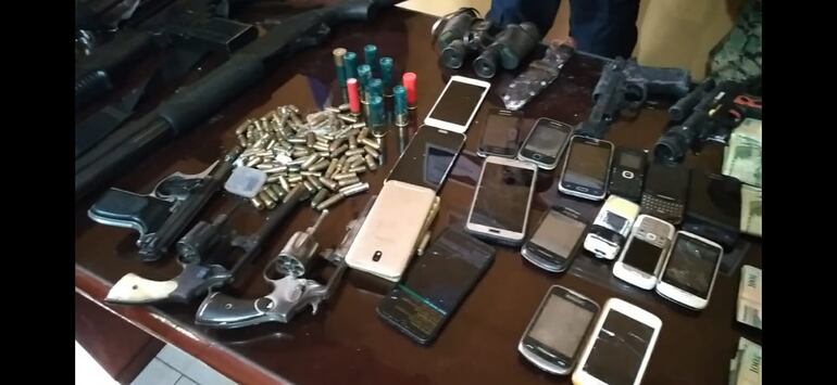 Celulares y armas incautados