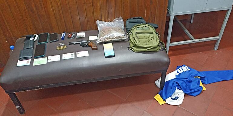 Los miembros de la barra de Luqueño tenían un arma y una variada gama de drogas.