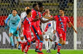 Los jugadores de El Nacional festejan uno de los tantos contra Nacional Potosí en la revancha de la Fase 1 de la Copa Libertadores en el Olímpico Atahualpa de Quito.