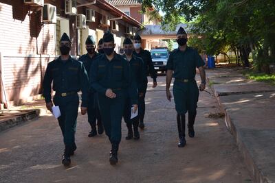 Soldados de la Caballería fueron al hospital a retirar sus resultados.