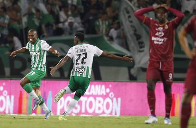 Yerson Candelo (i) de Atlético Nacional celebra su golazo desde la mediacancha ante Tolima.